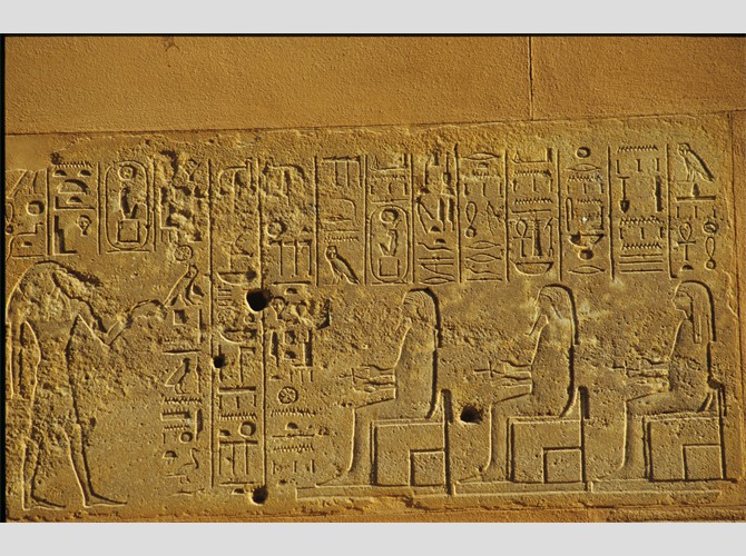 102a_12 Côté nord assise 4 Offrande à Amon et Amon-Min Thot s'adresse à 3 divinités représentant l'énnéade de karnak