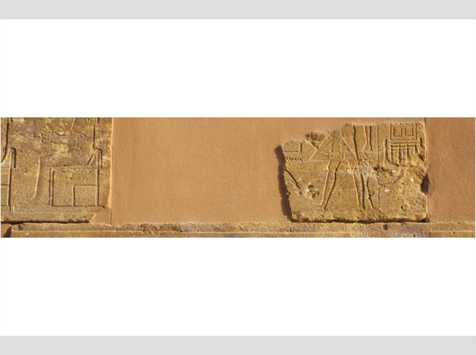 102b_319 Côté nord assise 5 Offrandes à Amon et Amon-Min, Hatchepsout offre la myrrhe à Amon