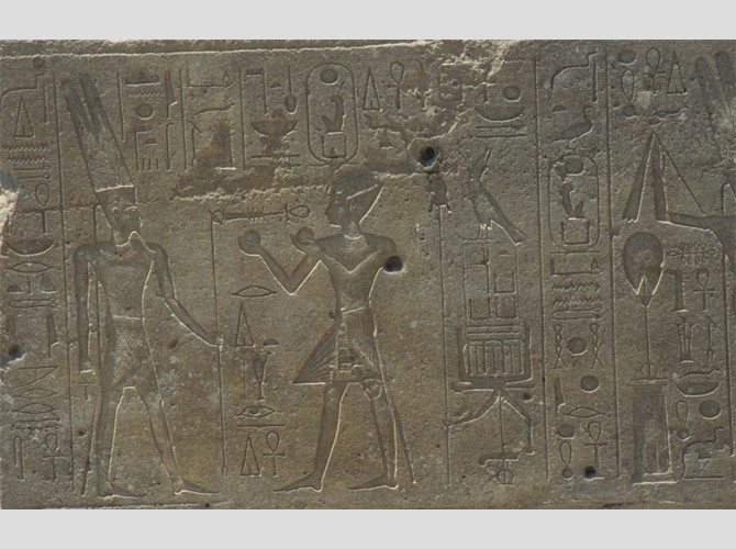 107a_293 Côté nord assise 4 offrandes à Amon et Amon-min, hatchepsout offre 2 vases d'eau à Amon