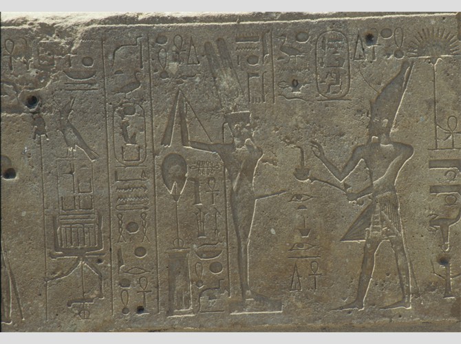107b_293 Côté nord assise 4 Hatchepsout offre l'encens à Amon-Min