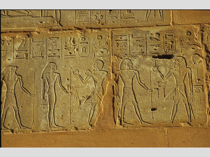 117_155-274 Côté nord assise 6 Offrandes à l'énnéade, Th 3 offre 2 vases d'eau à Nephtys et horus, Hatchepsout offre l'encens à Seth