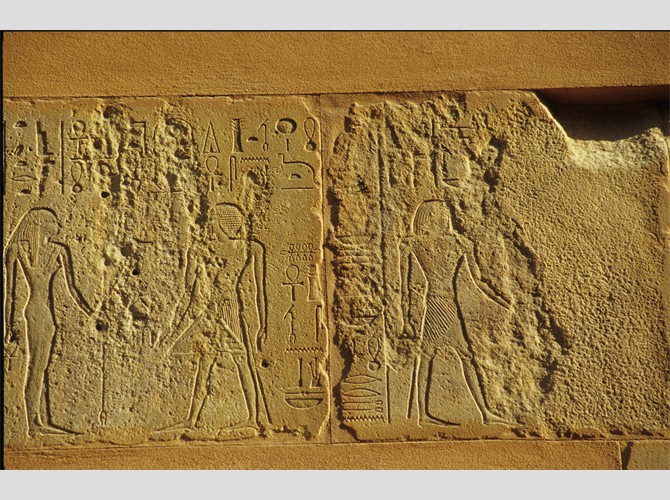 118ab_134-183 Côté nord assise 6, Offrande à l'énnéade, Hatchepsout prie devant Isis, Hatchepsout prie devant Osiris