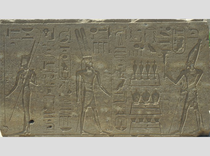 121_207_Côté nord assise 6 Offrandes à Amon, Amonit maîtresse du ciel, Hatchepsout consacre à Amon les dressoirs à vases