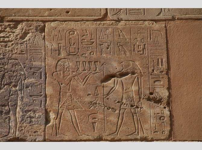 73___309 sud assise 6 Hatchepsout offre 4 vases d'onguent à Horus (2)