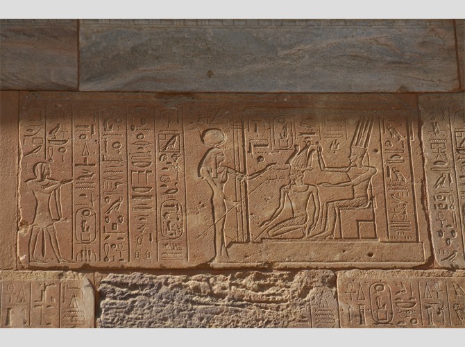 83___95 sud assise 7 En présence d'Iounmoutef et d'Hathor de thèbes, Hatchepsout reçoit la couronne Atef des mains d'Amon