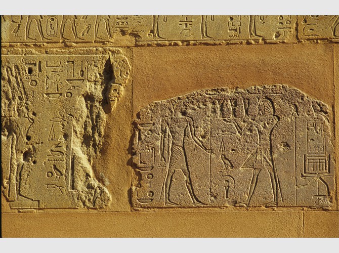103_181-217 Côté nord assise 4 Offrandes à Amon et amon-Min; Th 3 offre 2 bandes d'étoffes à Amon-Min, Hatchepsout offre 3 vases d'onguent à Amon.