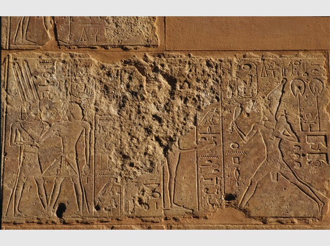 137_215 Facade ouest assise 5 Les offrandes d'hatchepsout à Amon et Amon-Min, Amon serre Hatch contre lui, Hatch court avec 2 vases devant Amon-Min