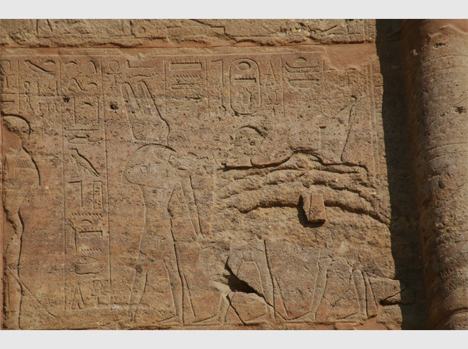 141b___245 Ouest assise 8 Th 3 est conduit par Montou et Atoum dans le temple d'Amon