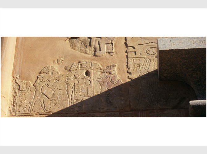 142a_320-192_ facade ouest assise 9 Les offrandes de Th 3 à Amon et Amon-min, Th 3 2 vases d'eau à Amon-Min, Th 3 Encens à Amon