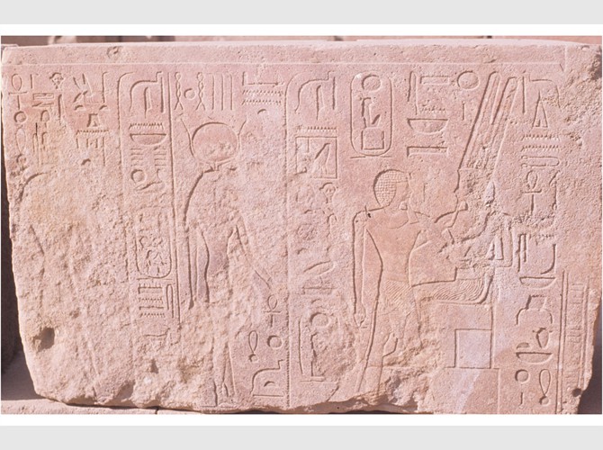 163b_149 vestibule nord assise 3 En présence de Thot et d'Hathor de Thèbes, Amon serre Hatchepsout contre lui
