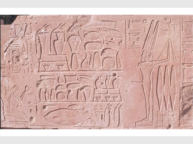 168_100 Vestibule nord assise 7 Hatchepsout offre 2 vases de vin et des offrandes à Amon-Min
