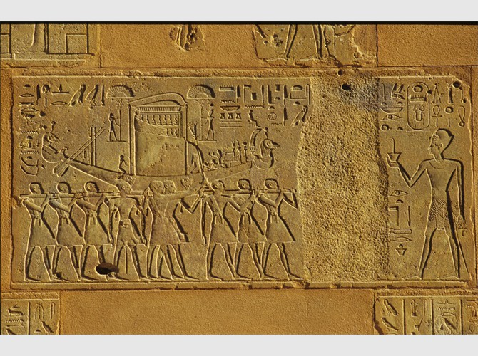 98_40 Côté nord assise 3 La fête de deir el bahari, Th 3 offre l'encens et Hatchepsout accueille la procession hors du temple de Karnak, vers l'embarcadère