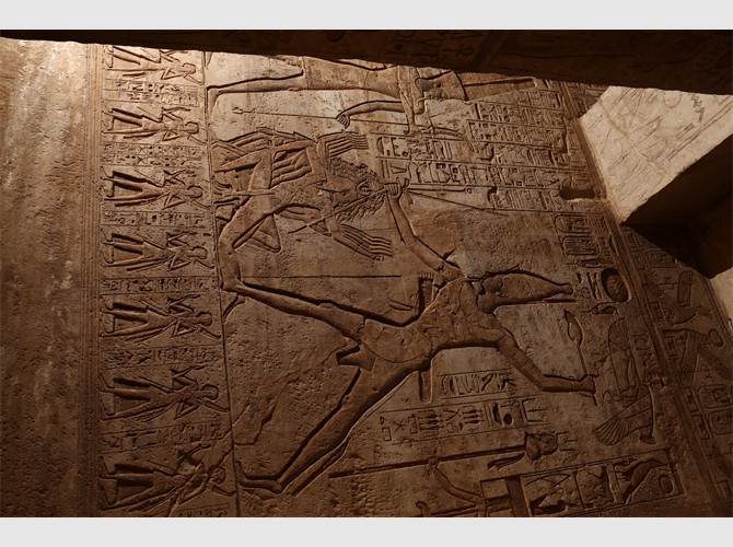 PM GT 38_1_2 R2 tue des Nubiens devant Amon & 8 princes