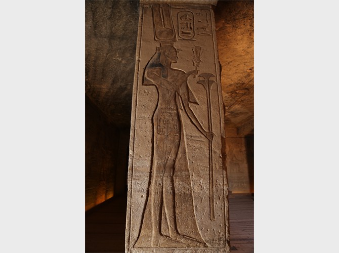 PM PT 15_29 pilier   Ia Néfertari avec sistre et papyrus