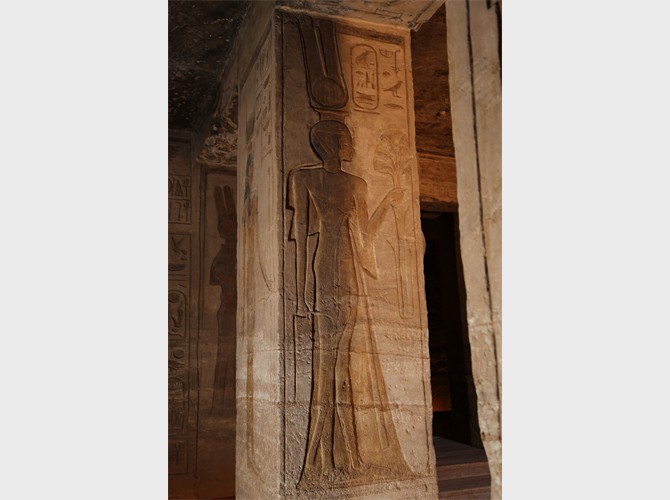 PM PT 15_29 pilier IIIa Néfertari avec fleurs