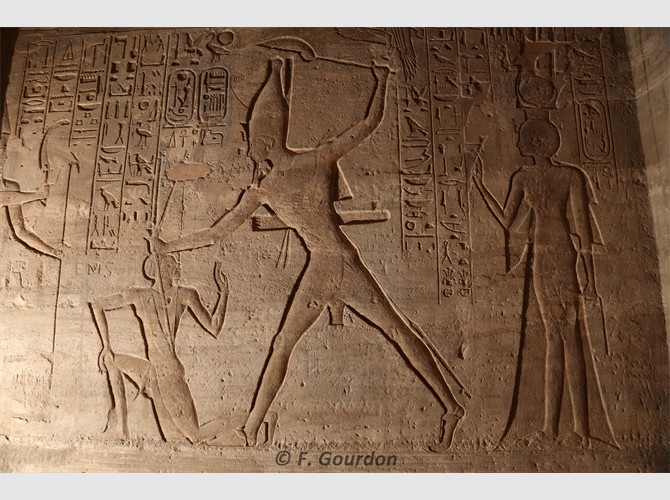 PM PT 15b R2 et Nefertari massacre d'un Nubien dvt Amon_Rê