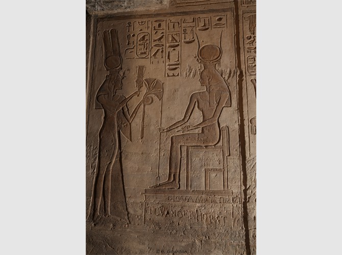 PM PT 20 Néfertari avec sistre dvt Hathor de Abeshek