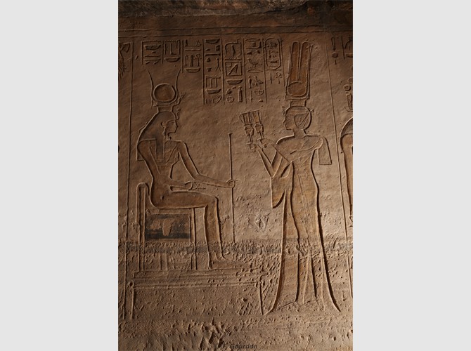PM PT 24 Néfertari fleurs devt Hathor de denderah