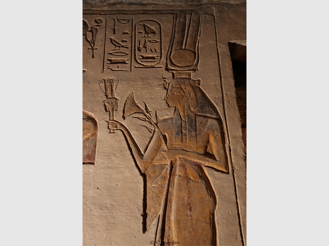 PM PT 30 b_R2_Néfertari sistre et fleurs à Thouéris détail2