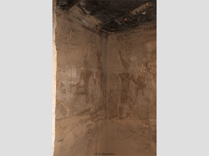 PM PT 39_41 R2 dvt R2 déifié et Nefertari (à ghe) R2 dvt statue Hathor à dte