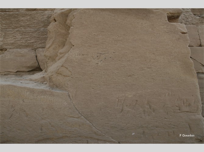 2007 face nord stèle d'Horemheb (1)
