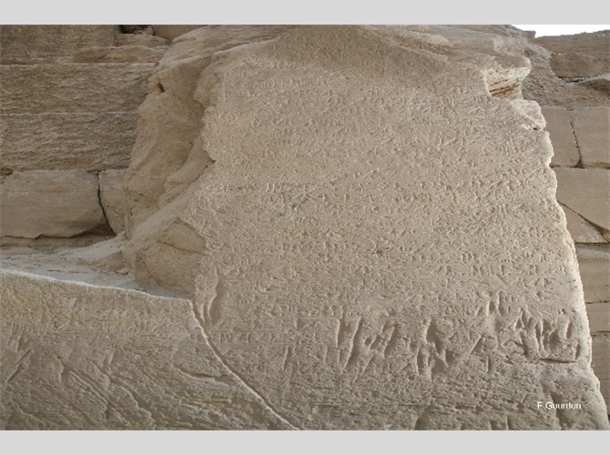 2007 face nord stèle d'Horemheb (2)