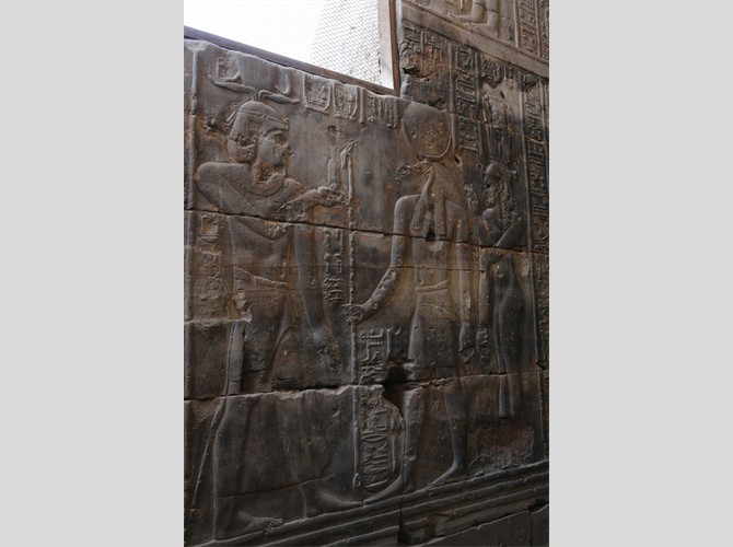 Opet PM 17 IIb ch V Ptol offre pain à Thot et Nehemawat