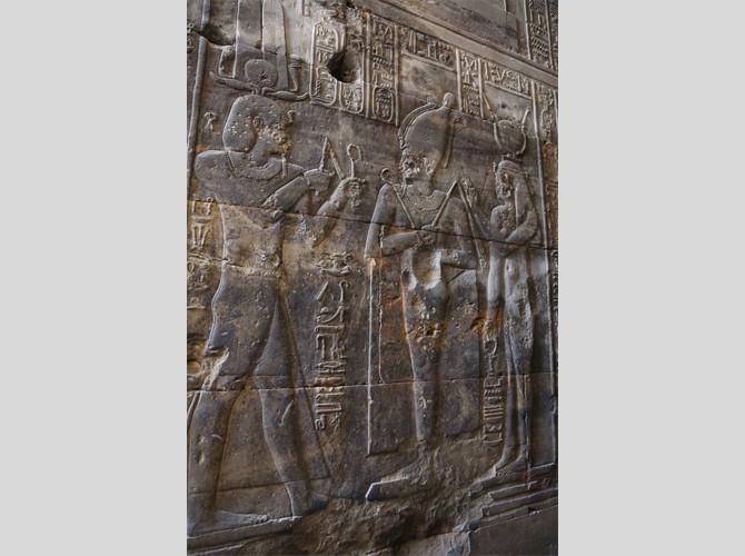 Opet PM 17 IIc ch V ptol offre régalia à Osiris Ounennefer et Isis