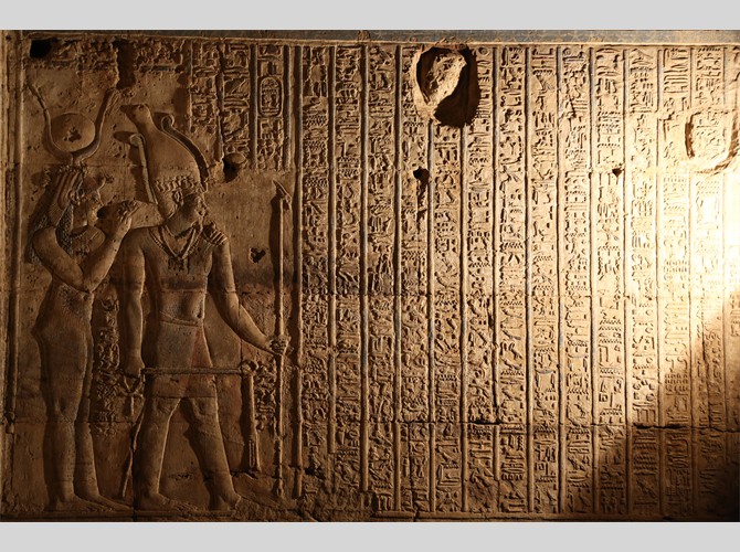 Opet PM 27 II a ghe Osiris et Isis derrière texte