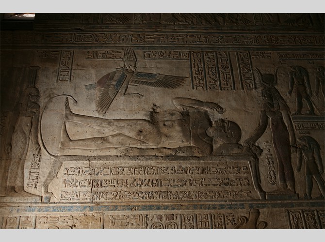 Opet PM 28 Ib chX  Osiris avec son Ba entre Isis et Nephthys