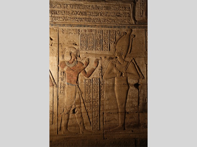 Opet PM 28 IIb ch X Ptol 7 dvt Osiris (et Isis allaitant) détail