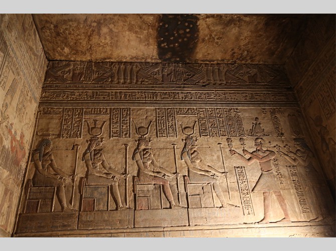 Opet PM 33 I_ ch IX   Ptol 7 avec sistres & Cléopâtre 3 avec papyrus dvt 2 Hathors,Thenent et Isis scorpion