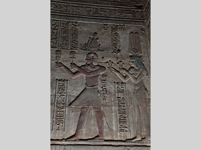 Opet PM 33 Ib ch IX  Cléopâtre 3 avec fleurs Ptol avec sistres devt hathor etc détail