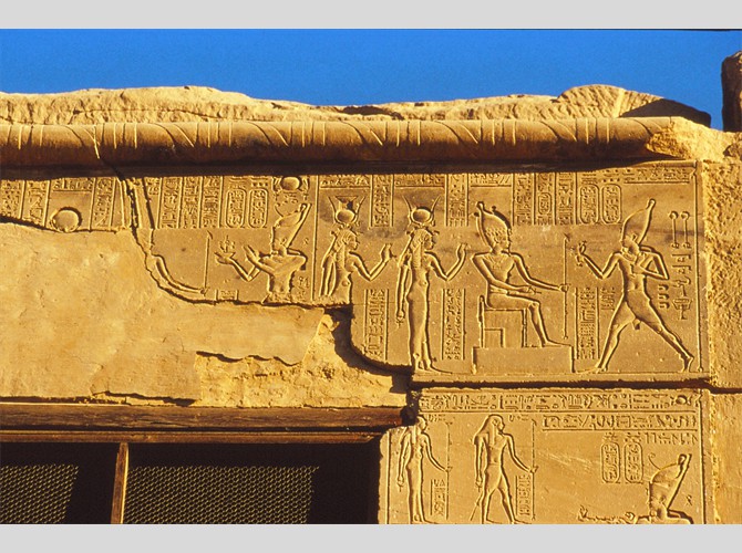 Opet PM 12ab dt Ptol 13 offrant Maat à Amon et Khonsou; courant avec vases devt Osiris, Opet et Nephtys
