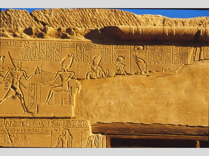Opet PM 12ab ghe Ptol 13 courant dvt Osiris, Harsiesis et Isis; Ptol 13 offrant Maat à (Amon et Mout)