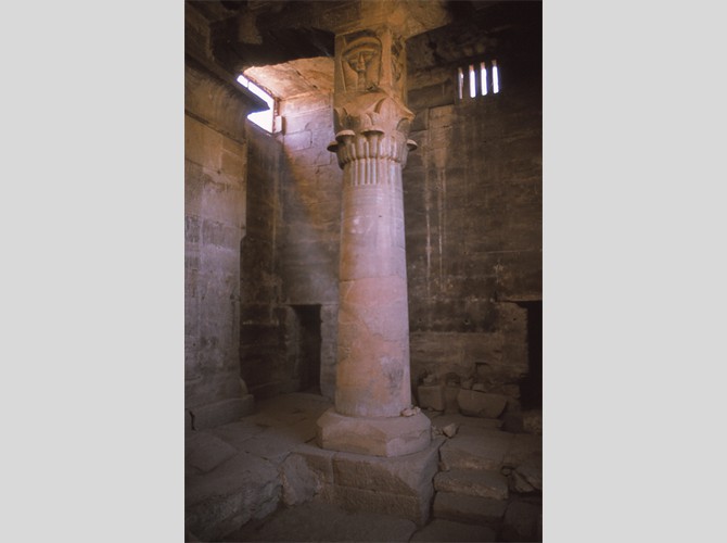 Opet PM 13 Hall 1 x portes salles III & II, colonne Hathorique sud