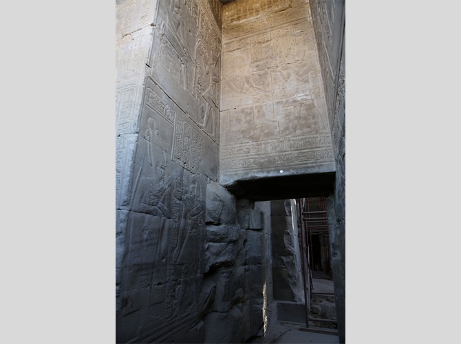 Opet PM 14 16 III ch V Ptol 7 offrant vin à Rê Harakhty à ghe nourriture à Geb en bas régalia à Osiris ounennefer