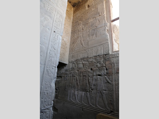 Opet PM 15 I_II ch V Ptol courant devt Osiris et en bas, accompagné par Atoum et Montou (vers Osiris et Isis)